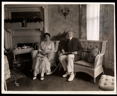 Retrato do Sr. und Mrs. Howard sentado posou em uma sala de estar em sua casa em 200 5th Avenue, Nova York, 1916-6 (impressão de gelatina de prata) de Byron Company