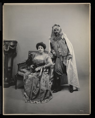 Retrato de um homem não identificado e mulher no James Hazen Hyde Ball, Nova Iorque, 31 de janeiro de 1905 (impressão de gelatina de prata) de Byron Company