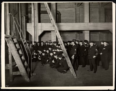 Marinheiros do USS &39;Maryland&39; inspecionando o forno em uma excursão pelo Hotel Commodore, 1922 (impressão em gelatina de prata) de Byron Company