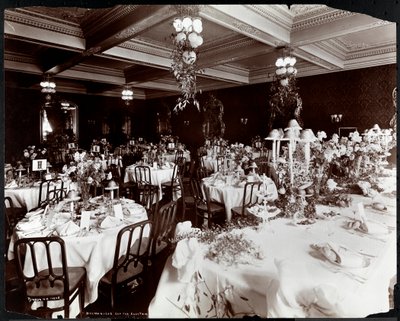 Mesas marcadas para o banquete do Electric Club no Hotel Delmonico, 1902 (impressão em gelatina de prata) de Byron Company