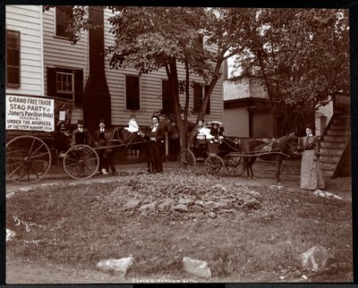 A família Janer fora do Janer&39;s Pavilion Hotel, em Red Bank, Nova Jersey, em 1903 (impressão em gelatina de prata) de Byron Company