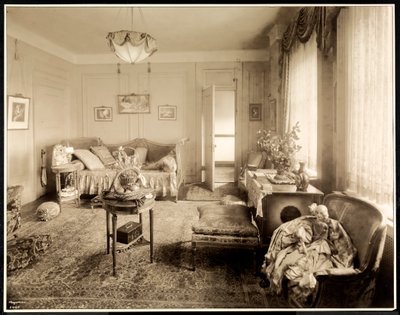 A sala de estar da suite 1047 no Hotel Majestic, 1925 (impressão em gelatina de prata) de Byron Company