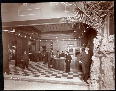 O lobby e o balcão de registo no Hotel Victoria, 1900 ou 1901 (impressão em gelatina prateada) de Byron Company
