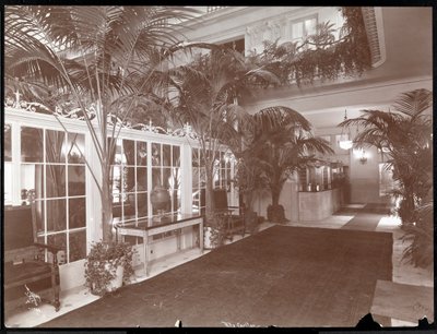 O lobby e o balcão de registo no Ritz-Carlton Hotel, c.1910-11 (impressão em gelatina prateada) de Byron Company