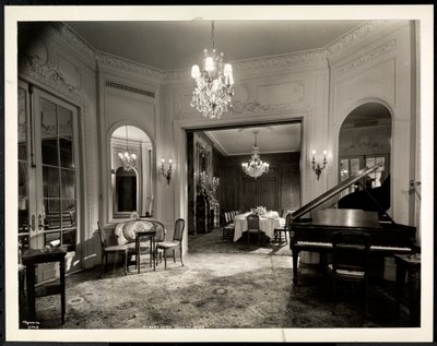 A sala de música da Suíte Louis XVI no Hotel St. Regis, 1937 (impressão em gelatina de prata) de Byron Company