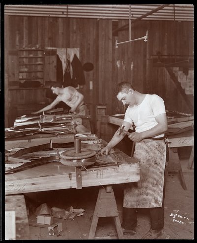 Dois homens trabalhando na fábrica Harrington Piano Co., 1907 (impressão em gelatina de prata) de Byron Company
