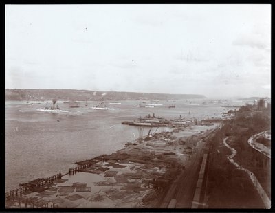 Vista dos navios de guerra dos EUA no rio Hudson durante a visita do príncipe Louis de Battenberg, 1905 (impressão de gelatina de prata) de Byron Company