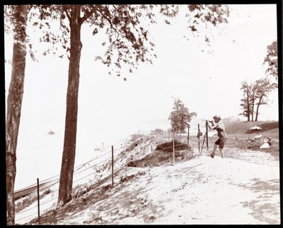 Vista, de, um, menino, com, um, spyglass, olhar, a, rio hudson, de, parque beira-rio, nova iorque, (silver, gelatin, print) de Byron Company