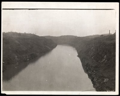 Vista de uma parte recentemente escavada do Canal do Panamá durante a construção, 1912 ou 1913 (impressão de gelatina de prata) de Byron Company