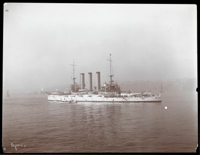 Vista de um navio militar, presumivelmente no rio Hudson perto de West Point após a visita do príncipe Louis de Battenberg, 1905 (impressão de gelatina de prata) de Byron Company