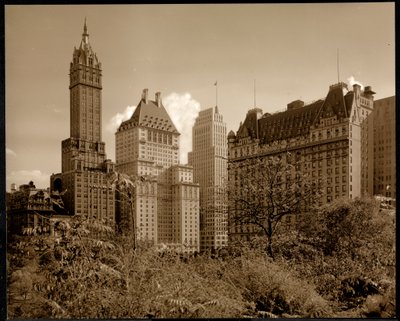 Vista do Hotel Savoy Plaza, 59th Street e Fifth Avenue, Nova York, c.1937 (impressão em gelatina de prata) de Byron Company