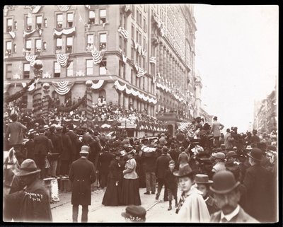 Vista das multidões perto do Waldorf Astoria Hotel na 34th Street durante o Dewey Parade na Quinta Avenida, Nova York, 1899 de Byron Company