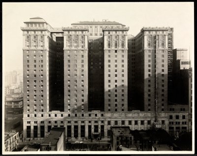 Vista do lado sul do Hotel Pennsylvania, 7th Avenue e 32nd Street, Nova York, 1919 (impressão em gelatina de prata) de Byron Company