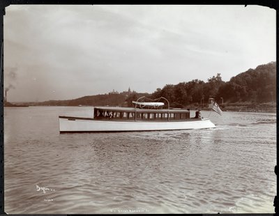 Vista do iate Delicia do iate de Nova York, lançamento und Engine Co. no rio Hudson perto de Morris Heights, Nova Iorque, 1903 (impressão de gelatina de prata) de Byron Company