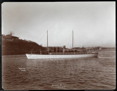Vista do iate Mousquetaire do iate de Nova York, lançamento und Engine Co. no rio Harlem, Nova York, 1905 de Byron Company