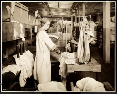 Mulheres etiquetando sacos de roupa na lavanderia Carolyn em 111 ast 128th Street, East Harlem, Nova York, 1928 (impressão de gelatina de prata) de Byron Company