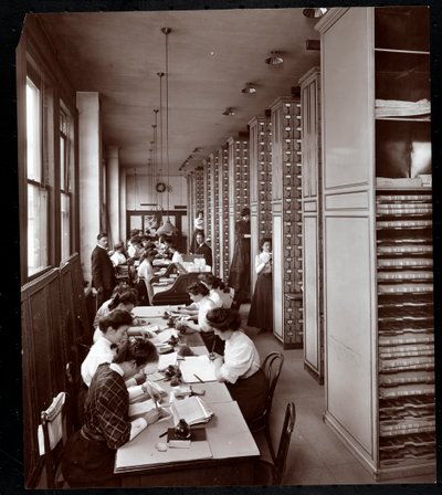 Mulheres trabalhando em uma sala de arquivo, sob supervisão masculina, no Metropolitan Life Insurance Co. na 23rd Street e Madison Avenue, Nova York, 1907 (impressão em gelatina de prata) de Byron Company