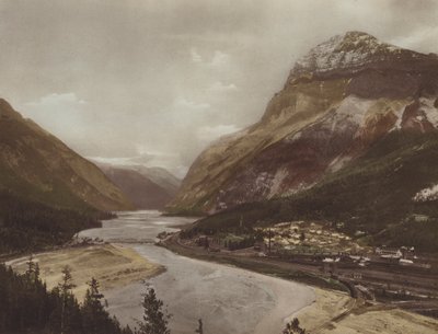 Field, British Columbia e Mount Stephen (foto a cores) de Byron Hill Harmon