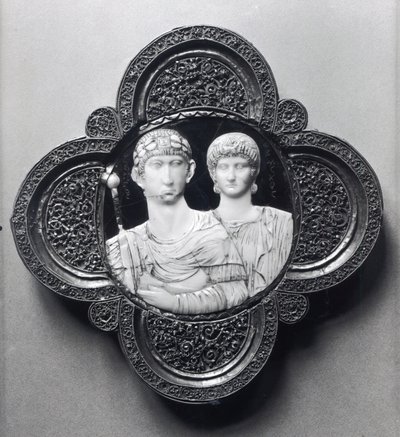 Cameo representando o imperador Honório (395-423) e sua esposa, Maria (marfim e metal) (ver também 189590) de Byzantine