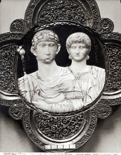 Cameo representando o imperador Honório (395-423) e sua esposa, Maria (marfim e metal) (ver também 189591) de Byzantine