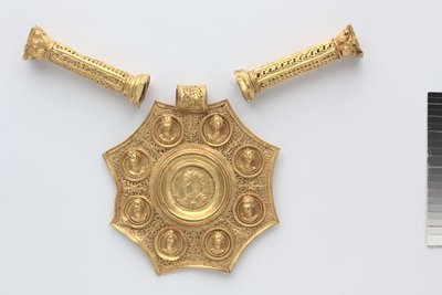 Pingente Octogonal, e dois Espaçadores em Forma de Colunas Coríntias, 324-326 (ouro) de Byzantine