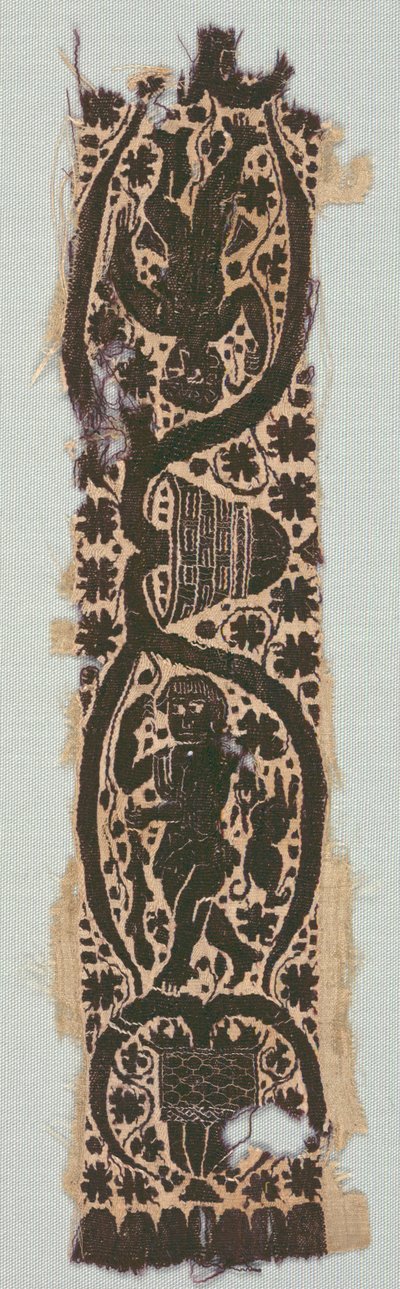 Fragmento de túnica de seda rara com faixa de manga ornamental, 400s-500s (trama simples, seda, trama de tapeçaria com envoltório de trama suplementar, linho não tingido, lã tingida, seda) de Byzantine Period Egyptian