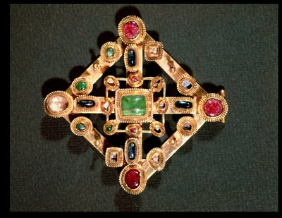 Broche em forma de cruz grega (ouro e pedras preciosas) de Byzantine School