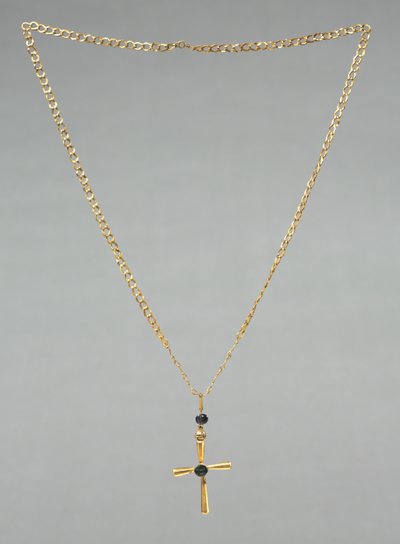 Corrente com Pendente Cross, 500s (ouro, safira e vidro) de Byzantine School