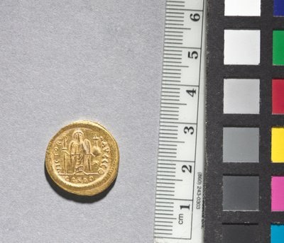 Solidus de Justinian I (reverso), 545-565 (ouro) (ver CVL 499738 para o anverso) de Byzantine School