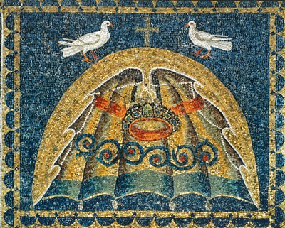 Umbraculum, parte da regalia papal, em forma de concha com pombas em sinal de paz, século VI (mosaico) de Byzantine School