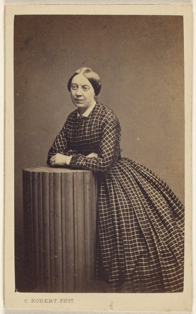 [Mulher não identificada apoiada numa coluna falsa]. de C. Robert