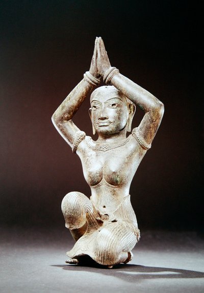 Mulher ajoelhada, segunda metade do século 11 (bronze com incrustações de prata e vestígios de ouro) de Cambodian