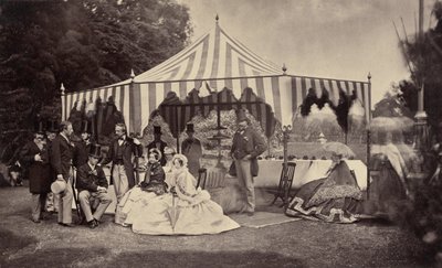 Grupo de pessoas bem vestidas em frente a uma tenda ao ar livre de Camille Silvy