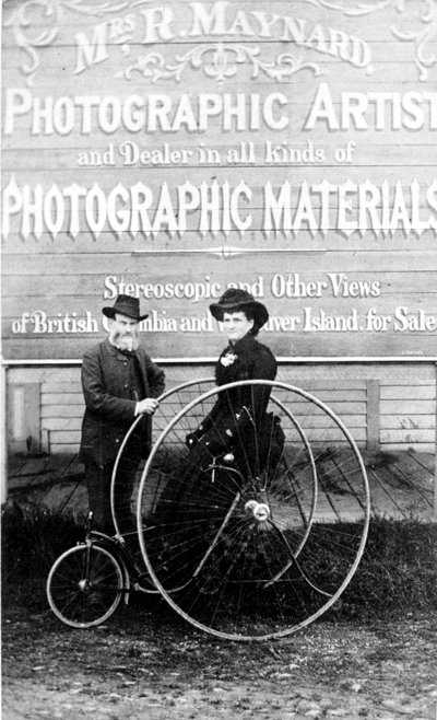 Richard e Hannah Maynard fora do estúdio da Sra. Maynards, década de 1880 de Canadian Photographer