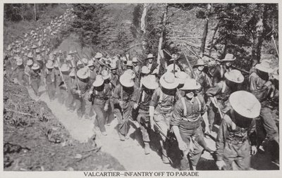 Val Cartier-Infantaria a caminho da parada 1915 (foto p/b) de Canadian Photographer