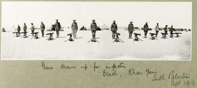 Armas preparadas para inspeção na praia, Khan Yunis, setembro de 1917 de Capt. Arthur Rhodes