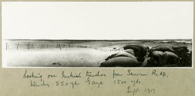 Olhando por cima das trincheiras turcas de Samson Ridge, setembro de 1917 de Capt. Arthur Rhodes
