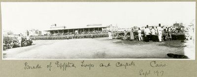 Desfile de tropas e tapetes egípcios, Cairo, setembro de 1917 de Capt. Arthur Rhodes