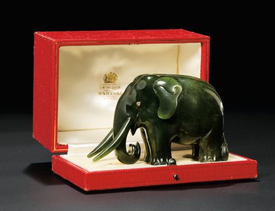 Um modelo nefrita de joias de um elefante, com olhos cravejados de diamantes, por volta de 1900 de Carl Fabergé