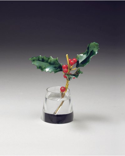 Holly spray em um vaso estreito, c.1890 de Carl Fabergé