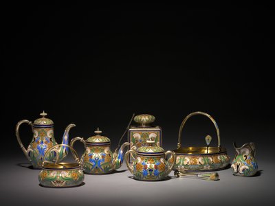 Pote de água quente, açucareiro coberto, caddie de chá, bule, pinças de açúcar, garfo de limão, cesto de açúcar, cesto de bolo, jarro de creme, coador de chá e peneira de açúcar, antes de 1896 e 1896-1906 de Carl Fabergé
