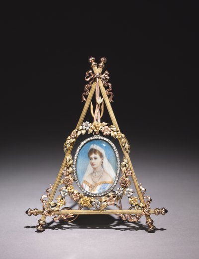 Moldura triangular com retrato da Czarina Alexandra Feodorovna, 1896-1908 de Carl Fabergé
