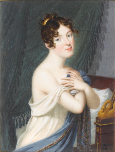 Uma Senhora, de pé, diante de uma cama e de um cortinado verde, segurando ao peito a sua camisa branca e a sua estola bordada a azul, com um pente de ouro nos seus cabelos encaracolados e revoltos de Carl Hummel
