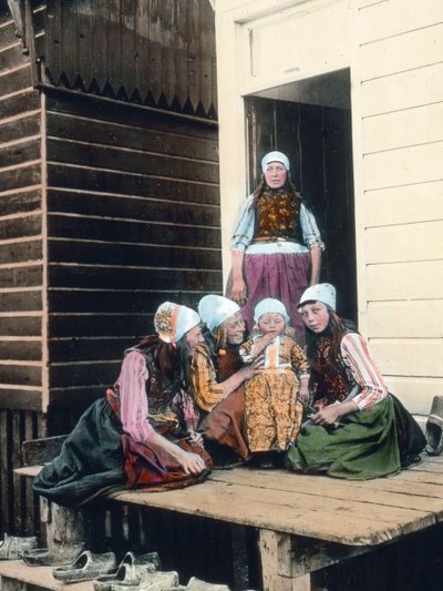 Países Baixos, retrato de uma família holandesa. Mãe orgulhosa com as suas quatro filhas. Data da imagem: cerca de 1920. Arquivo Carl Simon de Carl Simon