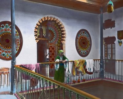 Norte de Marrocos, mulher marroquina na galeria, data da imagem: cerca de 1910, Arquivo Carl Simon de Carl Simon