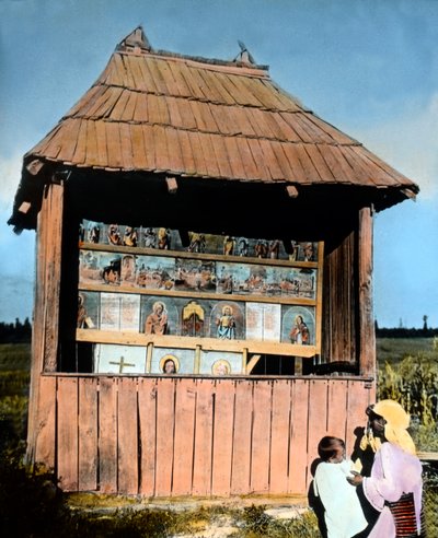 Roménia, Bucovina, mãe com criança em frente a uma pequena capela com imagens de santos, data da imagem: cerca de 1920. Arquivo Carl Simon de Carl Simon