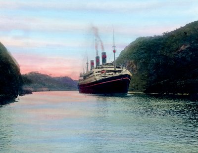 Navio a vapor a passar pelo Canal do Panamá, data da imagem: cerca de 1920. Arquivo Carl Simon de Carl Simon