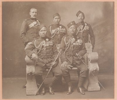 Oficiais Ordenados do Rei da Índia dos regimentos Gurkha de Carl Vandyk