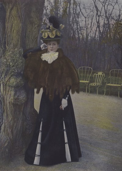 Mulher em um parque de Paris (foto colorida) de Carle de Mazibourg