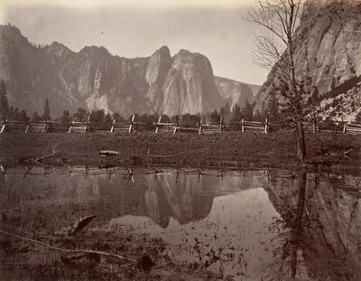 Cathedral Rocks, Yosemite, ca. 1872, impresso ca. 1876. de Carleton E. Watkins.